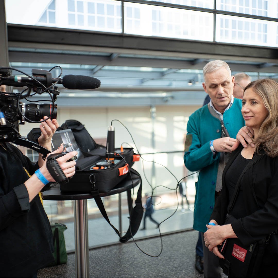 Hans Bohlin intervjuas av TV-team
